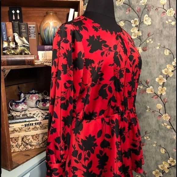 Size 18 Lane Bryant Peplum Blouse Red Black Floral Plus Size - Picture 2 of 5